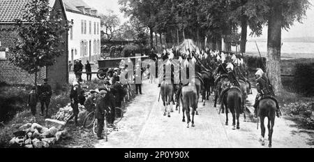 ''l'aide française a la Belgique; le meme jour, nos escadres ont pris contact avec la cavalerie allemande', 1914. De "l'Album de la guerre 1914-1919, Volume I" [l'Illustration, Paris, 1924]. Banque D'Images