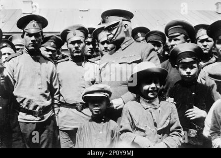 Russie War Pictures - enfants avec le général Hugh L. Scott, 1917. Banque D'Images