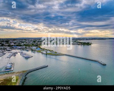 Une vue aérienne d'un port pittoresque, présentant les différents voiliers, yachts et autres bateaux amarrés dans les eaux tranquilles Banque D'Images