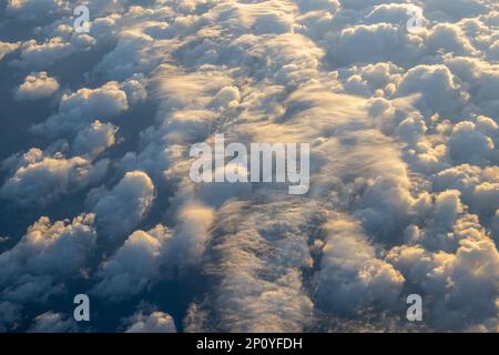 Vue aérienne des nuages sur la mer de la Manche. Frontières maritimes entre le Royaume-Uni et l'UE. Credit: Sinai Noor / Alamy stock photo Banque D'Images