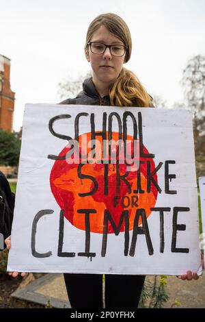 Londres, Royaume-Uni. 3 mars 2023. Un jeune activiste qui prend une journée de congé de l’école et qui participe au « Fridays for future » à Westminster pour protester contre l’absence d’action gouvernementale sur la crise climatique. D'autres grèves climatiques ont lieu dans le monde entier, dans un mouvement qui a commencé en août 2018, après que Greta Thunberg, 15 ans, et d'autres jeunes militants ont protesté devant le Parlement suédois chaque jour scolaire pendant trois semaines Credit: Stephen Chung / Alay Live News Banque D'Images