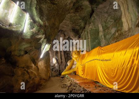 La grotte de Bouddha inclinable au Wat Ao Noi près de la ville de Phrachuap Khiri Khan dans la province de Prachuap Khiri Khan en Thaïlande, Prach Banque D'Images