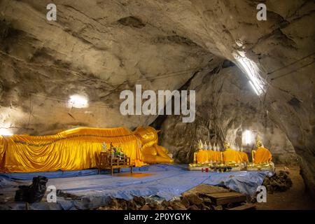 La grotte de Bouddha inclinable au Wat Ao Noi près de la ville de Phrachuap Khiri Khan dans la province de Prachuap Khiri Khan en Thaïlande, Prach Banque D'Images