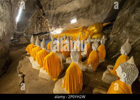 La grotte de Bouddha inclinable au Wat Ao Noi près de la ville de Phrachuap Khiri Khan dans la province de Prachuap Khiri Khan en Thaïlande, Prach Banque D'Images