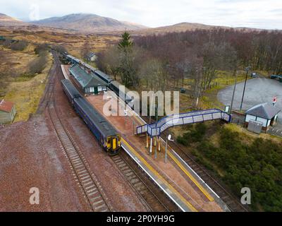 Vue aérienne depuis le drone de la gare de Rannoch sur Rannoch Moor à Perth et Kinross, Écosse, Royaume-Uni Banque D'Images