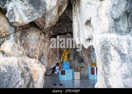 La grotte du Wat Thammikaram Mahathe Worawihan dans la ville de Phrachuap Khiri Khan dans la province de Prachuap Khiri Khan en Thaïlande, Banque D'Images