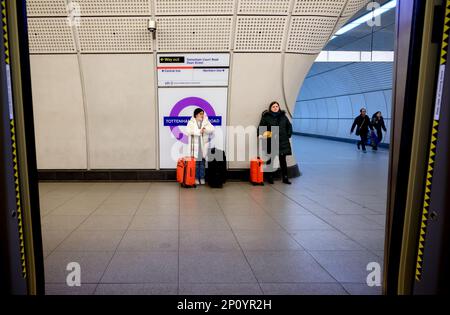 Londres, Angleterre, Royaume-Uni. Station Tottenham court Road sur la ligne Elizabeth - métro de Londres Banque D'Images