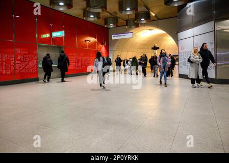 Londres, Angleterre, Royaume-Uni. Station Tottenham court Road sur la ligne Elizabeth - métro de Londres Banque D'Images