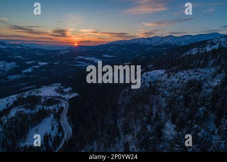 Une vue grandiose avec des montagnes luxuriantes et un coucher de soleil époustouflant, créant une expérience visuelle inoubliable Banque D'Images