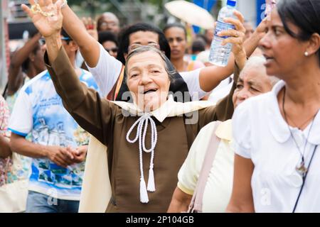 Salvador, Bahia, Brésil - 26 mai 2016 : des catholiques joyeux participent à la procession de Corpus Christi à Salvador, Bahia. Banque D'Images