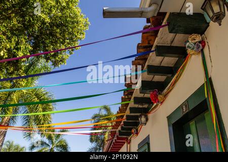 Pirenópolis, Goias, Brésil – 05 juin 2022 : détail de décoration dans une maison de la ville de Pirenópolis le jour de Cavalhadas, un festival religieux typique. Banque D'Images