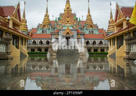 Le Wat Phra Mahathe Chedi Phakdee Prakat au mont Khao Thong Chai dans la ville de Ban Krut dans la province de Prachuap Khiri Khan en Thaïlande, Banque D'Images