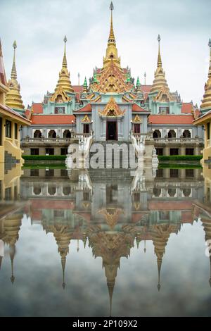 Le Wat Phra Mahathe Chedi Phakdee Prakat au mont Khao Thong Chai dans la ville de Ban Krut dans la province de Prachuap Khiri Khan en Thaïlande, Banque D'Images