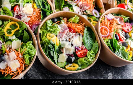 Boîtes en papier rondes avec salades de légumes préemballées prêtes à la vente Banque D'Images