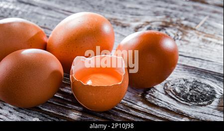 Composition avec cinq œufs de poulet sur une table en bois. Banque D'Images