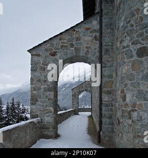 Les arches extérieures du chuch San Peter à Samedan en hiver Banque D'Images