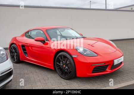 2018 Protections rouges. 718 Cayman REAR Wheel Drive 1998cc essence 7 vitesses automatique PDK. Véhicules PORSCHE APPROVED en vente à Preston, Royaume-Uni Banque D'Images