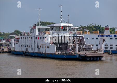 Ferry traversant le Mékong, ville de sa Dec, Vietnam Banque D'Images