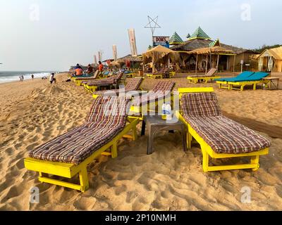 Candolim, Goa, Inde - janvier 2023 : chaises longues colorées à l'extérieur d'une plage de Candolim. Banque D'Images
