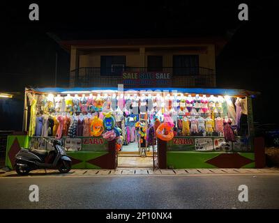 Candolim, Goa, Inde - janvier 2023: Un magasin de bord de route vêtements pour femmes bon marché à la ville touristique de Candolim. Banque D'Images