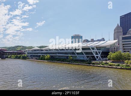 Centre-ville de Pittsburgh : le centre des congrès David L. Lawrence surplombe la rivière Allegheny; ses étages supérieurs sont répartis sur le sentier du patrimoine de Three Rivers. Banque D'Images