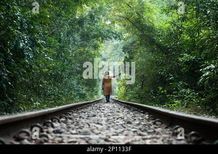 Photo d'une fille dans le parc national de lawachara à sylhet, Bangladesh. Banque D'Images