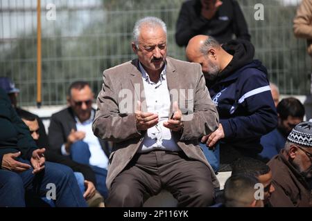 Jérusalem-est, Israël. 03rd mars 2023. Les fidèles musulmans assistent aux prières du vendredi, près d'une zone de protestation mise en place par des militants contre la démolition de maisons par les autorités israéliennes dans le quartier majoritairement arabe de Silwan, à Jérusalem-est, annexé par Israël. Crédit : SOPA Images Limited/Alamy Live News Banque D'Images