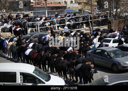 Jérusalem-est, Israël. 03rd mars 2023. Les fidèles musulmans assistent aux prières du vendredi, près d'une zone de protestation mise en place par des militants contre la démolition de maisons par les autorités israéliennes dans le quartier majoritairement arabe de Silwan, à Jérusalem-est, annexé par Israël. Crédit : SOPA Images Limited/Alamy Live News Banque D'Images