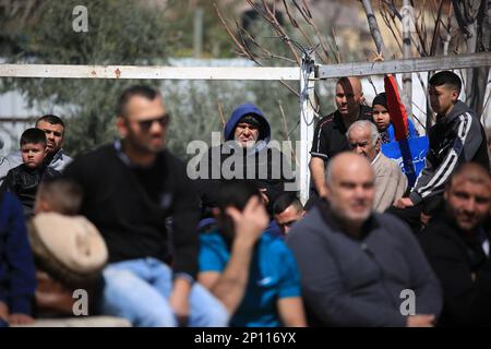 Jérusalem-est, Israël. 03rd mars 2023. Les fidèles musulmans assistent aux prières du vendredi, près d'une zone de protestation mise en place par des militants contre la démolition de maisons par les autorités israéliennes dans le quartier majoritairement arabe de Silwan, à Jérusalem-est, annexé par Israël. Crédit : SOPA Images Limited/Alamy Live News Banque D'Images