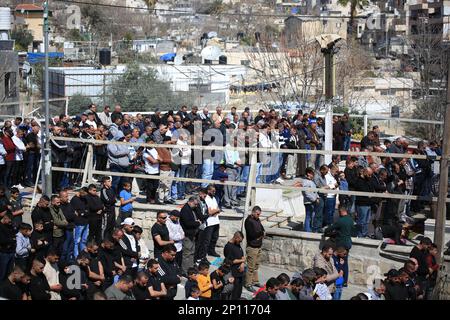 Jérusalem-est, Israël. 03rd mars 2023. Les fidèles musulmans assistent aux prières du vendredi, près d'une zone de protestation mise en place par des militants contre la démolition de maisons par les autorités israéliennes dans le quartier majoritairement arabe de Silwan, à Jérusalem-est, annexé par Israël. Crédit : SOPA Images Limited/Alamy Live News Banque D'Images