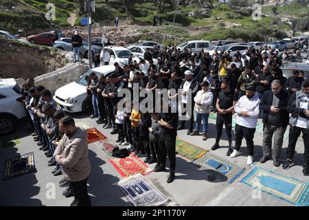 Jérusalem-est, Israël. 03rd mars 2023. Les fidèles musulmans assistent aux prières du vendredi, près d'une zone de protestation mise en place par des militants contre la démolition de maisons par les autorités israéliennes dans le quartier majoritairement arabe de Silwan, à Jérusalem-est, annexé par Israël. Crédit : SOPA Images Limited/Alamy Live News Banque D'Images