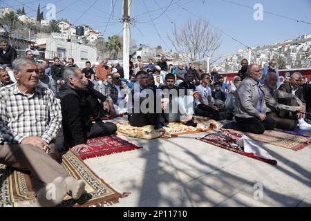 Jérusalem-est, Israël. 03rd mars 2023. Les fidèles musulmans assistent aux prières du vendredi, près d'une zone de protestation mise en place par des militants contre la démolition de maisons par les autorités israéliennes dans le quartier majoritairement arabe de Silwan, à Jérusalem-est, annexé par Israël. Crédit : SOPA Images Limited/Alamy Live News Banque D'Images