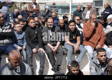 Jérusalem-est, Israël. 03rd mars 2023. Les fidèles musulmans assistent aux prières du vendredi, près d'une zone de protestation mise en place par des militants contre la démolition de maisons par les autorités israéliennes dans le quartier majoritairement arabe de Silwan, à Jérusalem-est, annexé par Israël. Crédit : SOPA Images Limited/Alamy Live News Banque D'Images