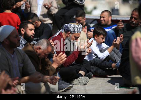 Jérusalem-est, Israël. 03rd mars 2023. Les fidèles musulmans assistent aux prières du vendredi, près d'une zone de protestation mise en place par des militants contre la démolition de maisons par les autorités israéliennes dans le quartier majoritairement arabe de Silwan, à Jérusalem-est, annexé par Israël. (Photo de Saeed QAQ/SOPA Images/Sipa USA) Credit: SIPA USA/Alay Live News Banque D'Images