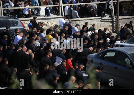 Jérusalem-est, Israël. 03rd mars 2023. Les fidèles musulmans assistent aux prières du vendredi, près d'une zone de protestation mise en place par des militants contre la démolition de maisons par les autorités israéliennes dans le quartier majoritairement arabe de Silwan, à Jérusalem-est, annexé par Israël. (Photo de Saeed QAQ/SOPA Images/Sipa USA) Credit: SIPA USA/Alay Live News Banque D'Images