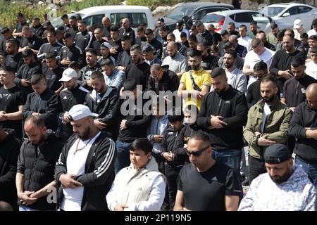 Jérusalem-est, Israël. 03rd mars 2023. Les fidèles musulmans assistent aux prières du vendredi, près d'une zone de protestation mise en place par des militants contre la démolition de maisons par les autorités israéliennes dans le quartier majoritairement arabe de Silwan, à Jérusalem-est, annexé par Israël. (Photo de Saeed QAQ/SOPA Images/Sipa USA) Credit: SIPA USA/Alay Live News Banque D'Images