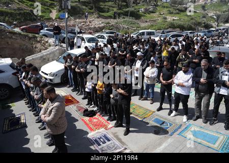 Jérusalem-est, Israël. 03rd mars 2023. Les fidèles musulmans assistent aux prières du vendredi, près d'une zone de protestation mise en place par des militants contre la démolition de maisons par les autorités israéliennes dans le quartier majoritairement arabe de Silwan, à Jérusalem-est, annexé par Israël. (Photo de Saeed QAQ/SOPA Images/Sipa USA) Credit: SIPA USA/Alay Live News Banque D'Images