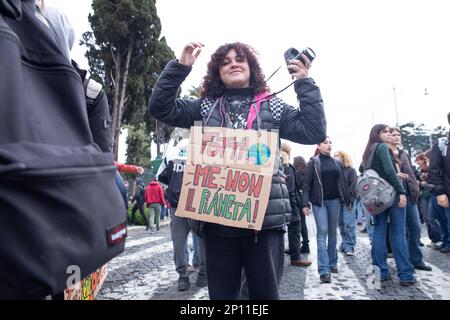 Rome, Italie. 3rd mars 2023. Les activistes montrent une bannière en mars organisée par FridayForFuture Italie Movement à Rome à l'occasion de la grève mondiale du climat pour la justice climatique (Credit image: © Matteo Nardone/Pacific Press via ZUMA Press Wire) USAGE ÉDITORIAL SEULEMENT! Non destiné À un usage commercial ! Banque D'Images