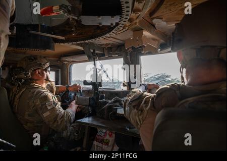 ÉTATS-UNIS L’aviateur principal de la Force aérienne, Jose Leos, 409th escadron de la sécurité expéditionnaire, membre de la Force de réaction rapide (FQR), pilote un véhicule à roues tactique polyvalent M1165A1 tandis que l’aviateur d’Artagnan Vanacore, 409 membre de la FQRF de l’ESFS, agit comme commandant tactique du véhicule, En effectuant une patrouille conjointe avec les Forces armées du Niger (FAN) à l'AB 201, au Niger, le 6 janvier 2023. QRF se postures à l'intérieur et autour de la base pour pouvoir réagir rapidement aux menaces hostiles en développement sur ou immédiatement autour de la base. Banque D'Images