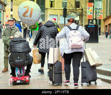 Glasgow, Écosse, Royaume-Uni 3rd mars 2023. Météo Royaume-Uni. Jour nuageux et le printemps comme le temps a vu les gens prendre les rues pendant que la vie est revenue au centre-ville après l'hiver. Buchanan Street The style Mile of scotland est très fréquenté par les amateurs de shopping. Crédit Gerard Ferry/Alay Live News Banque D'Images