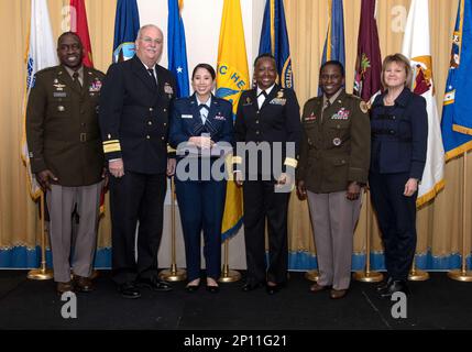 ÉTATS-UNIS Le lieutenant J ordan Seid de la Force aérienne 1st, officier exécutif de la base aérienne d'Eglin, en Floride, a reçu le Prix d'excellence du leadership militaire fédéral en soins infirmiers pour les militaires juniors lors de la cérémonie de remise des prix du système de santé militaire à National Harbour, Maryland, le 16 février. Sur la photo, de gauche à droite, aux États-Unis Le général Lgén Scott Dingle, chirurgien de l'armée, États-Unis Bruce Gillingham, sous-ministre adjoint de la Marine, 1st Lt Seid, sous-ministre adjoint Aisha Mix, infirmière en chef du corps des États-Unis Service de santé publique, Agence de la santé de la Défense Directeur États-Unis Général de l'armée Telita Crosland et Seileen Mullen, Banque D'Images