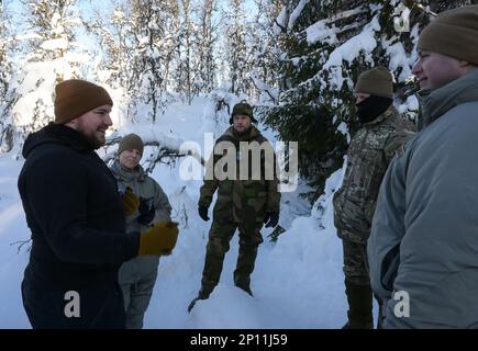 ÉTATS-UNIS Le Sgt Travis Siegwart, un spécialiste de la SERE de l'escadre de combat 52nd, présente les dirigeants principaux inscrits au commandement qui ont visité le cours de survie d'hiver de l'équipage de conduite de l'OTAN au cours d'un engagement CSEL régional nordique, le 21 janvier 2023, à Rauland, Royaume de Norvège. Le but de ce cours est de donner aux étudiants internationaux de l'OTAN une connaissance de base des techniques de survie pendant une situation de survie à long terme située dans les territoires occupés par l'ennemi, dans le climat froid et sur divers terrains, afin d'inclure des zones au-dessus de la limite de l'arbre. Le cours fournit une réponse aux demandes croissantes de compétences de survie et b Banque D'Images