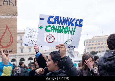 Rome, Italie. 3rd mars 2023. Les activistes montrent une bannière en mars organisée par FridayForFuture Italie Movement à Rome à l'occasion de la grève mondiale du climat pour la justice climatique (Credit image: © Matteo Nardone/Pacific Press via ZUMA Press Wire) USAGE ÉDITORIAL SEULEMENT! Non destiné À un usage commercial ! Banque D'Images