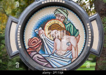 Station XIV: Jésus est posé dans sa tombe et couvert d'encens Banque D'Images