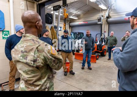 Le sergent de commandement Maj Patrickson Toussaint, le conseiller principal des États-Unis Le corps des ingénieurs de l'armée, visite le district de Pittsburgh pour parler aux employés des écluses de la rivière Monongahela et du barrage 4 à Charleroi, Pennsylvanie, le 30 janvier 2023. Toussaint a passé plusieurs jours à parler à des employés de tout le district afin d'obtenir une meilleure perspective de leurs responsabilités et de leurs rôles dans le soutien de la mission du corps dans la région du Grand Pittsburgh. Banque D'Images