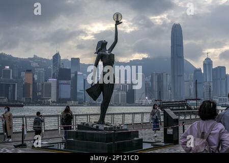 La statue en bronze des Hong Kong film Awards et les gratte-ciel de Hong Kong sont vus dans l'avenue des étoiles de Tsim Sha Tsui East Promenade. 11JAN23 SCMP/ Xiaomei Chen Banque D'Images