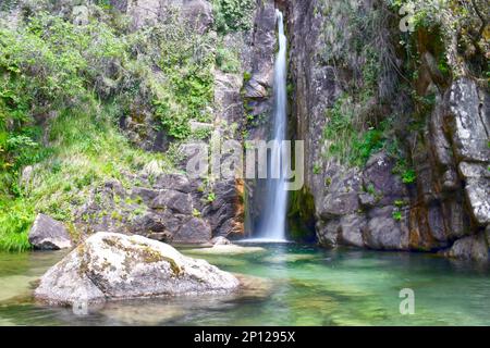 cascade de pincaes, parc national de penada geres, portugal Banque D'Images