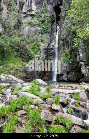 cascade de pincaes, parc national de penada geres, portugal Banque D'Images