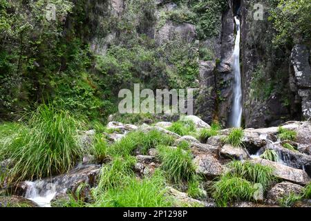 cascade de pincaes, parc national de penada geres, portugal Banque D'Images