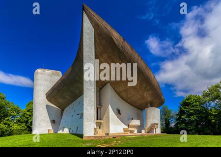 Chapelle emblématique notre Dame du Haut ou chapelle Ronchamp conçue par l'architecte franco-suisse le Corbusier, Roncham, France. Banque D'Images